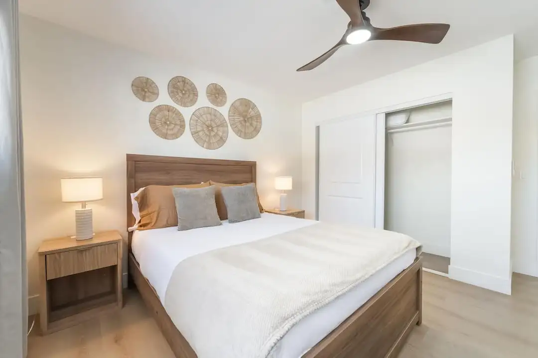 A calm bedroom at Shamrock